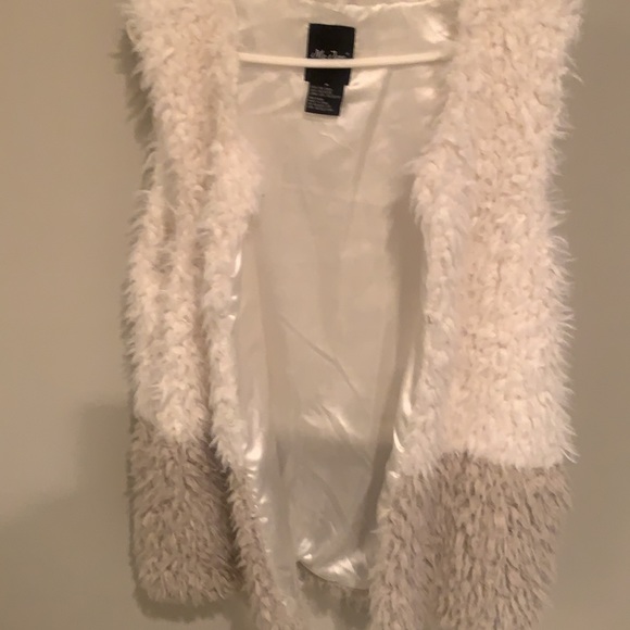 Women’s faux fur vest. Ooh la la!! - Picture 2 of 9